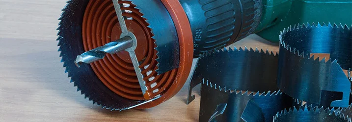 Bohrmaschine mit Lochsäge und Sägeblättern